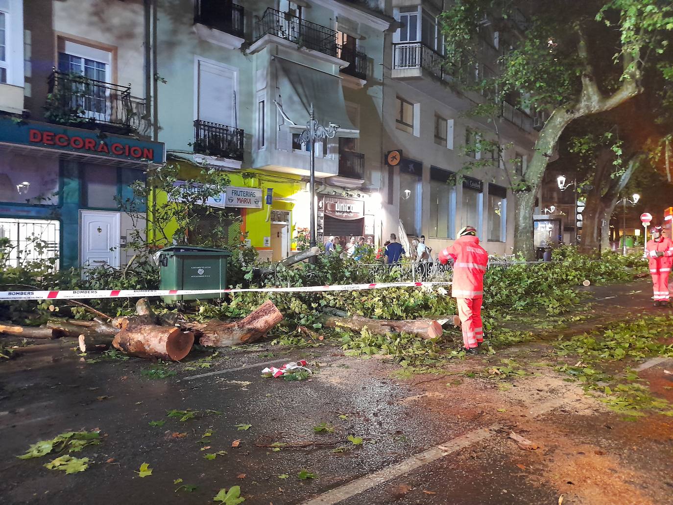 Fotos: Efectos del temporal de lluvia y viento a su paso por Xàtiva