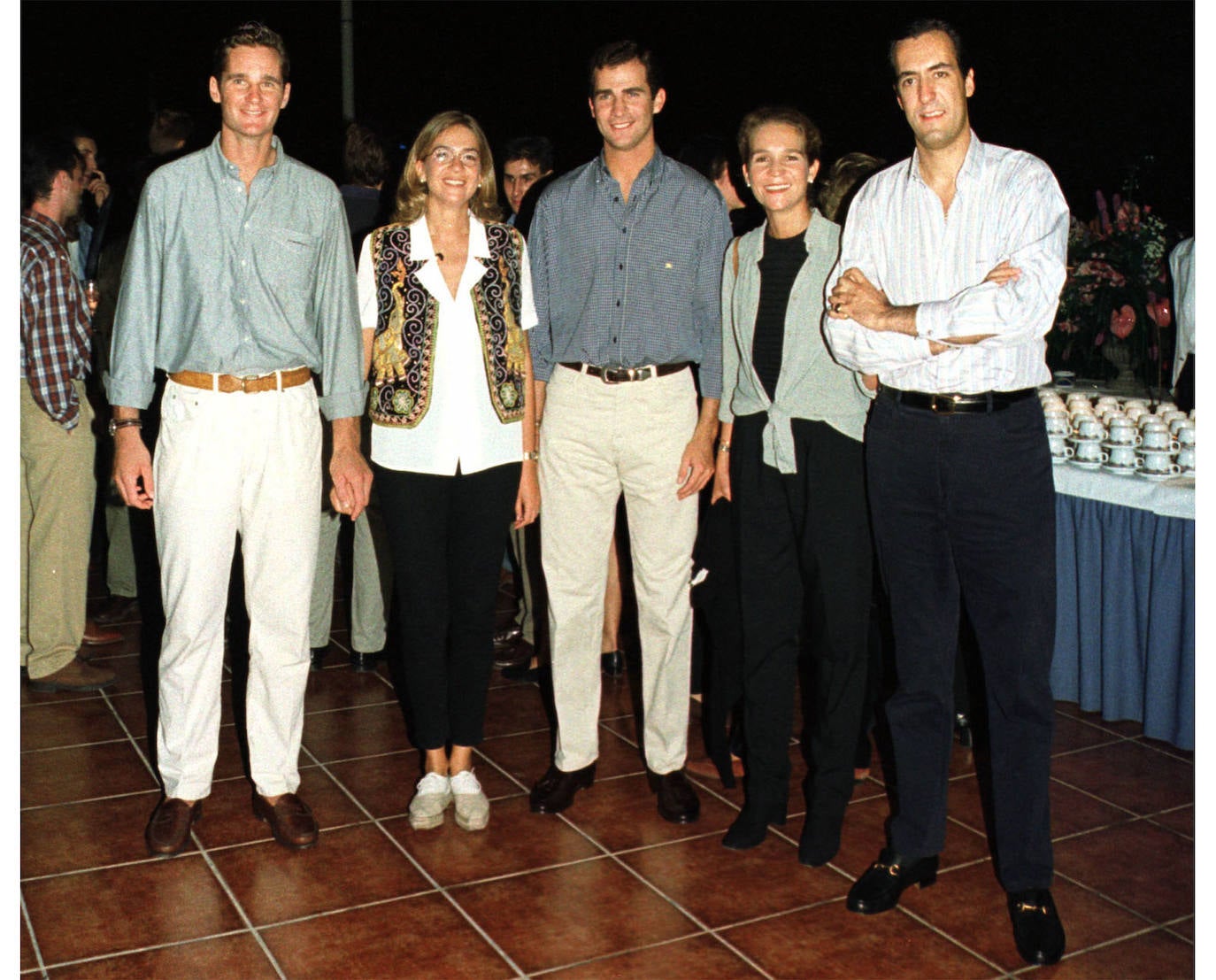 Año 1997 | La Infanta Cristina e Iñaki Urdangarin posando con el príncipe Felipe, la Infanta Elena y Jaime de Marichalar en la despedida de solteros celebrada en Barcelona.