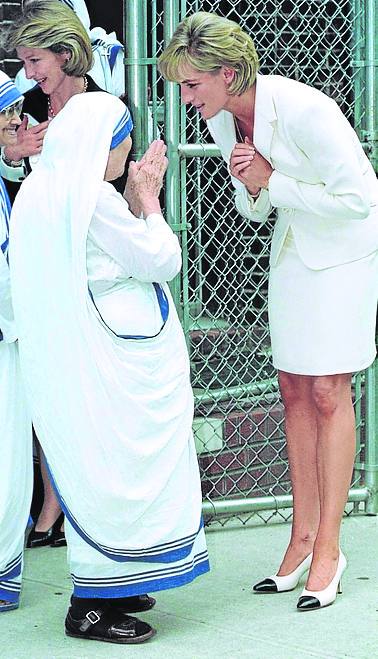 Icono de los 90. Los escándalos sacudieron los últimos años de Diana. Abajo, con la Madre Teresa de Calcuta y en un campo de minas en Angola.