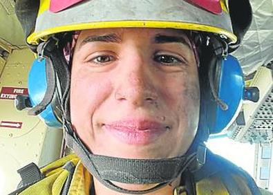 Imagen secundaria 1 - 1.- Los cuatro bomberos forestales de la brigada de Zarra que pasaron junto a la bomba de la Guerra Civil. | 2.- Clara Nora Ruiz Vela, con un batefuegos en su mano, divisa una columna de humo.