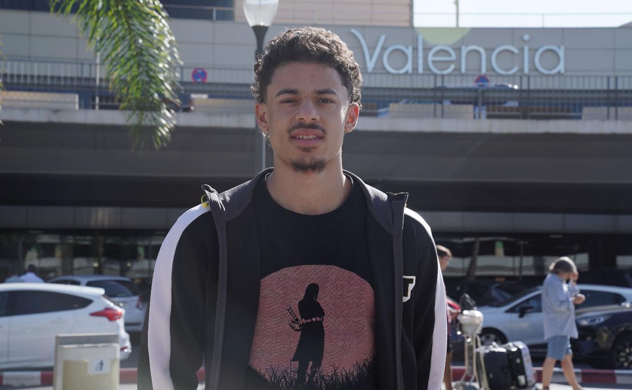 Jonah Radebaugh en el aeropuerto de Manises. 