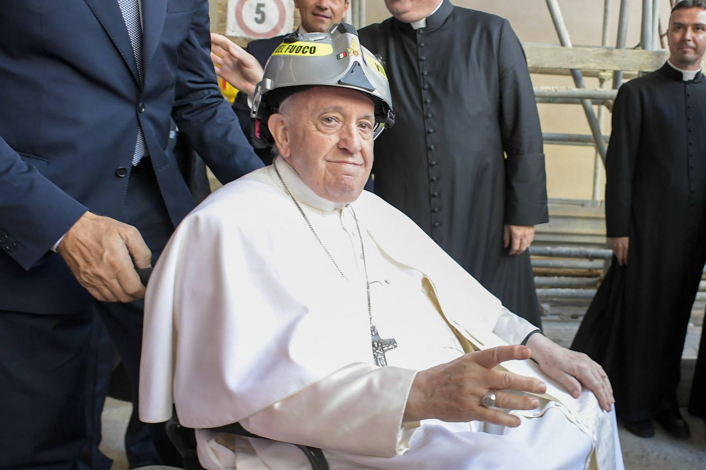 Fotos: El Papa visita este domingo la tumba del último pontífice que renunció antes de Benedicto XVI