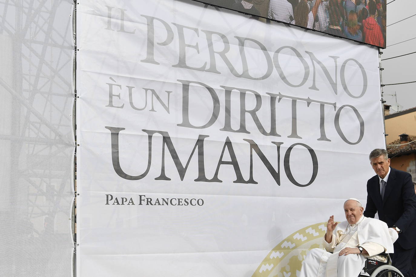 Fotos: El Papa visita este domingo la tumba del último pontífice que renunció antes de Benedicto XVI