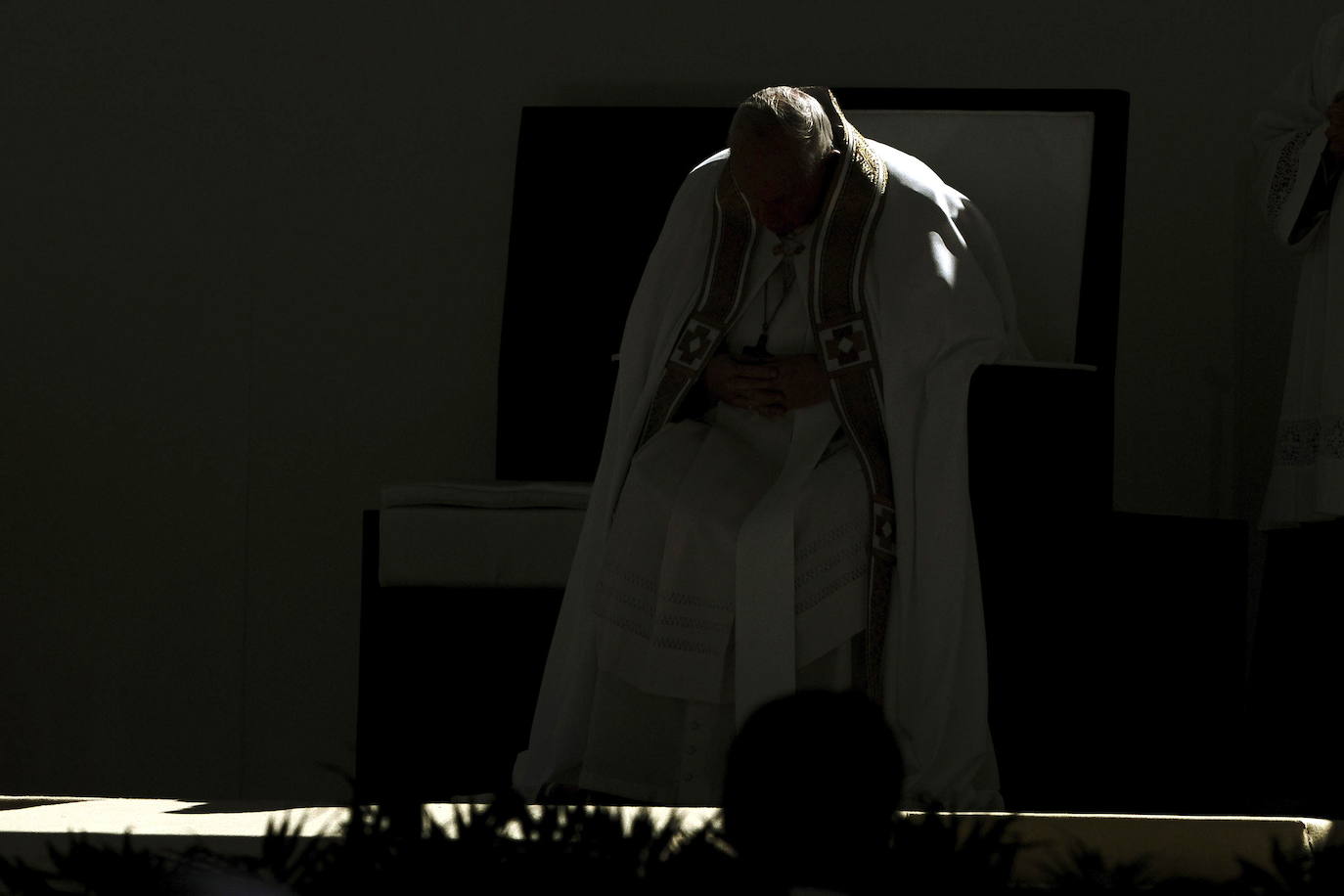 Fotos: El Papa visita este domingo la tumba del último pontífice que renunció antes de Benedicto XVI