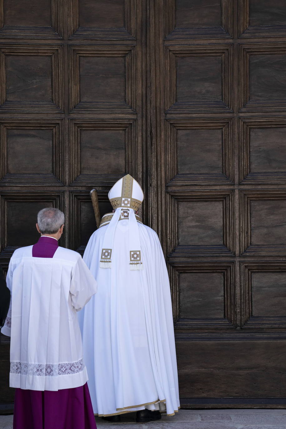 Fotos: El Papa visita este domingo la tumba del último pontífice que renunció antes de Benedicto XVI