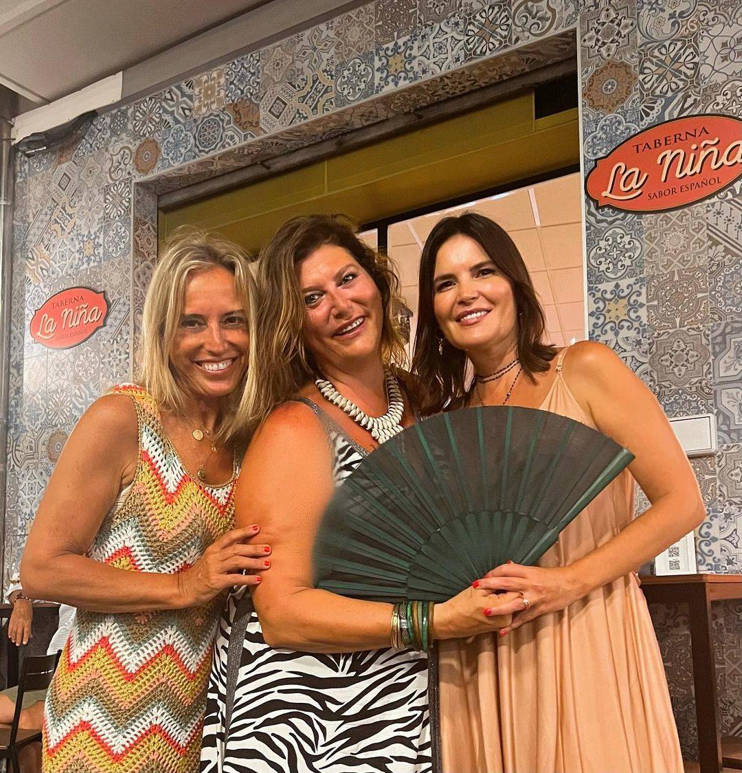 Delia Barral con dos amigas en La Sultana, la terraza del Hotel Voramar en Benicàssim.