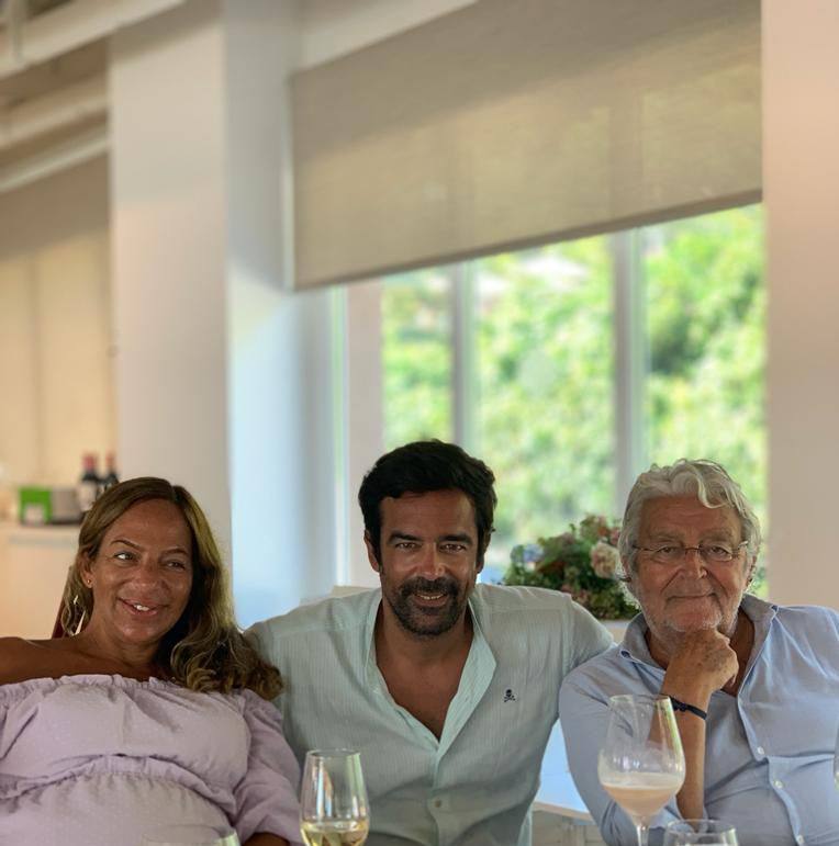 Paula Alcón, con su hermano Rafa y su padre, Rafa Alcón.