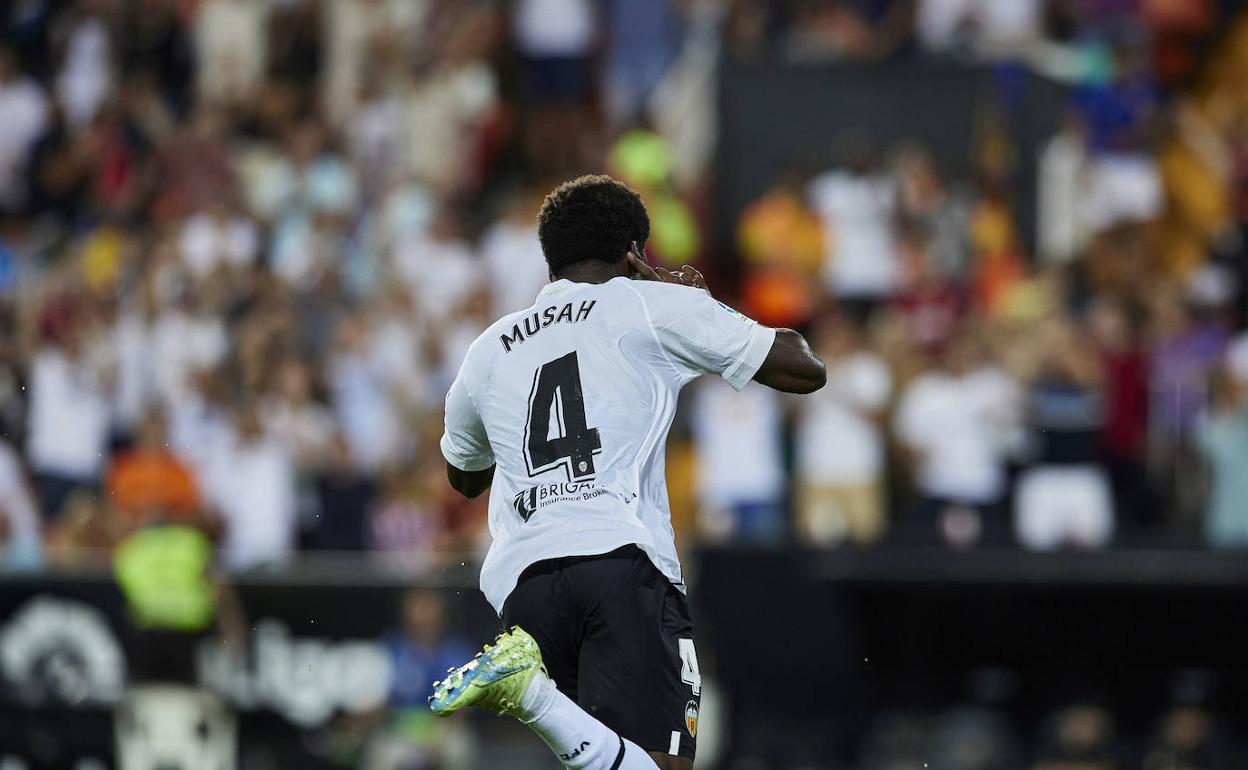 Yunus celebra el gol que terminaría anulado por el VAR. 