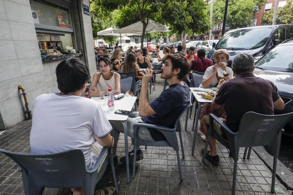 Terrazas de bares en una calle de Valencia. irene marsilla