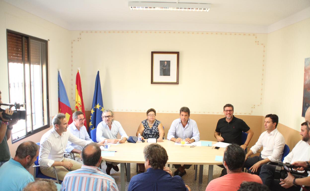 La alcaldesa de la Vall d'Ebo, Mazón y varios diputados en la reunión de este martes.