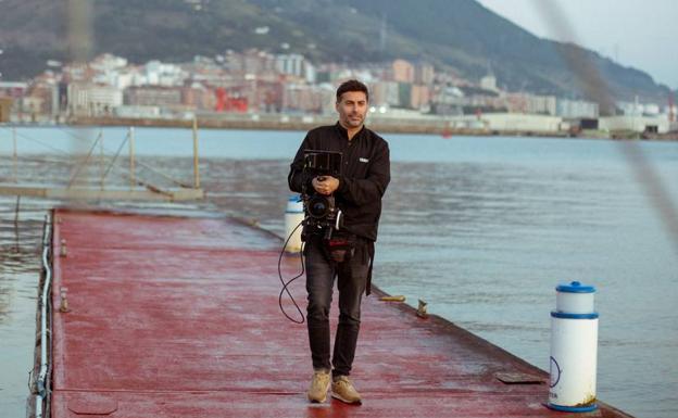 El director Iker Elorrieta en el rodaje del filme en el Abra.