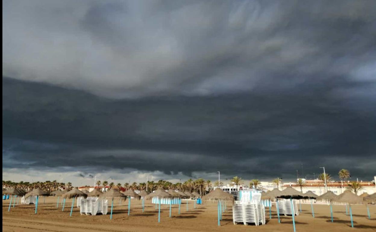 Nubes sobre la playa de Valencia.