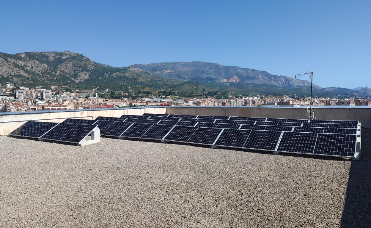 Placas fotovoltaicas en la cubierta del Teatro Calderón. 