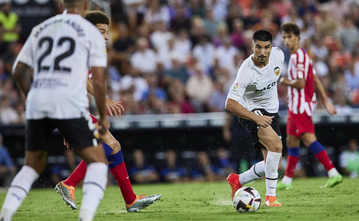 Carlos Soler, durante el partido contra el Atlético de Madrid.