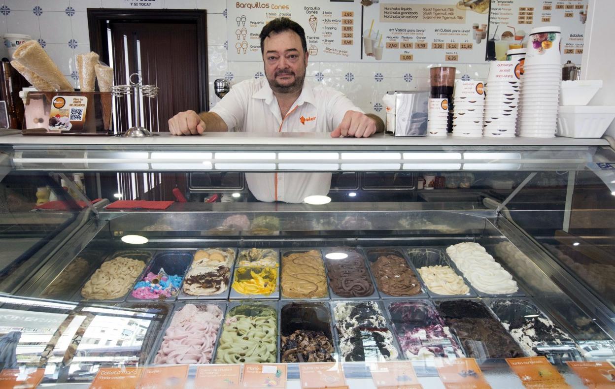 Luis Soler, gerente de Helados y Turrones Soler, en uno de los locales que tiene en Valencia. Damián Torres