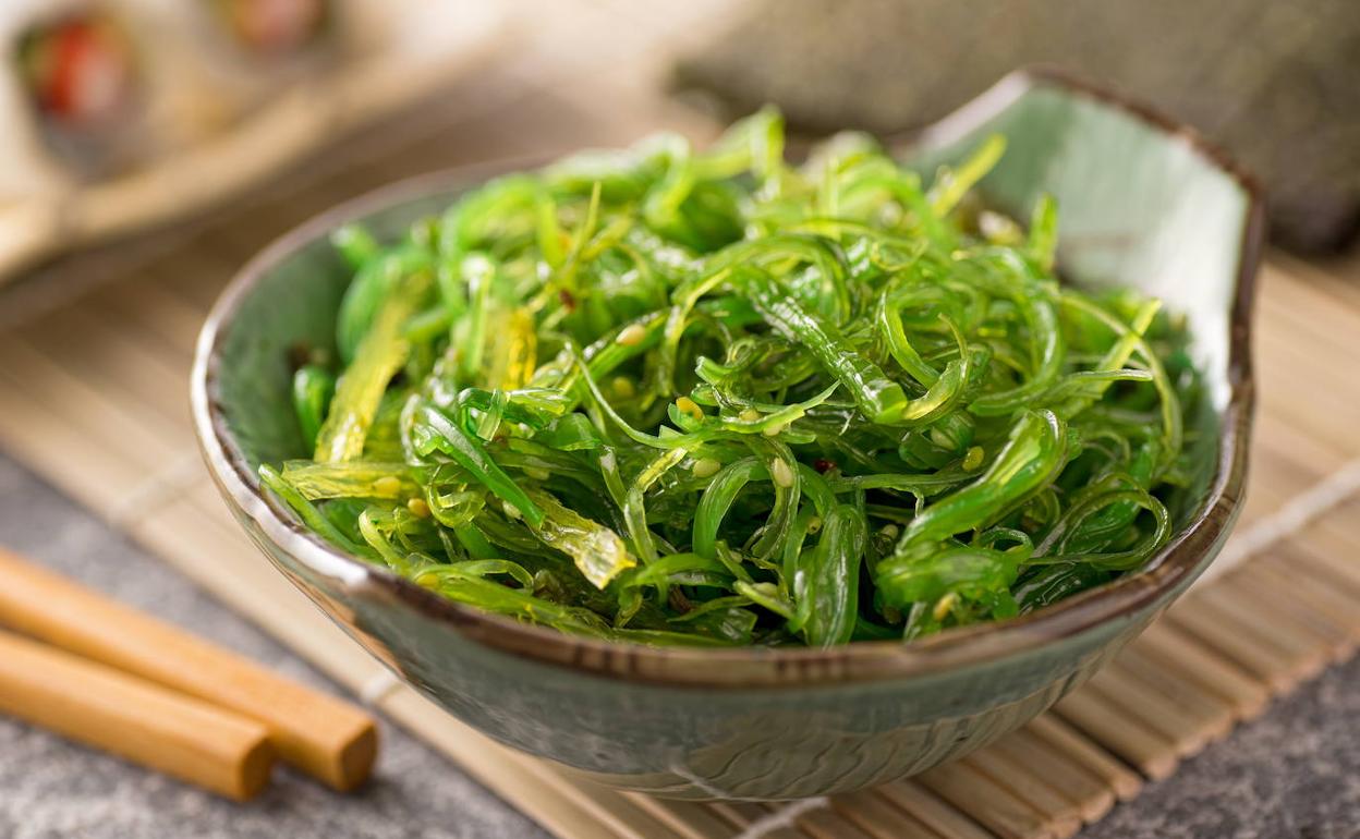 El wakame destaca por su versatilidad en la cocina.