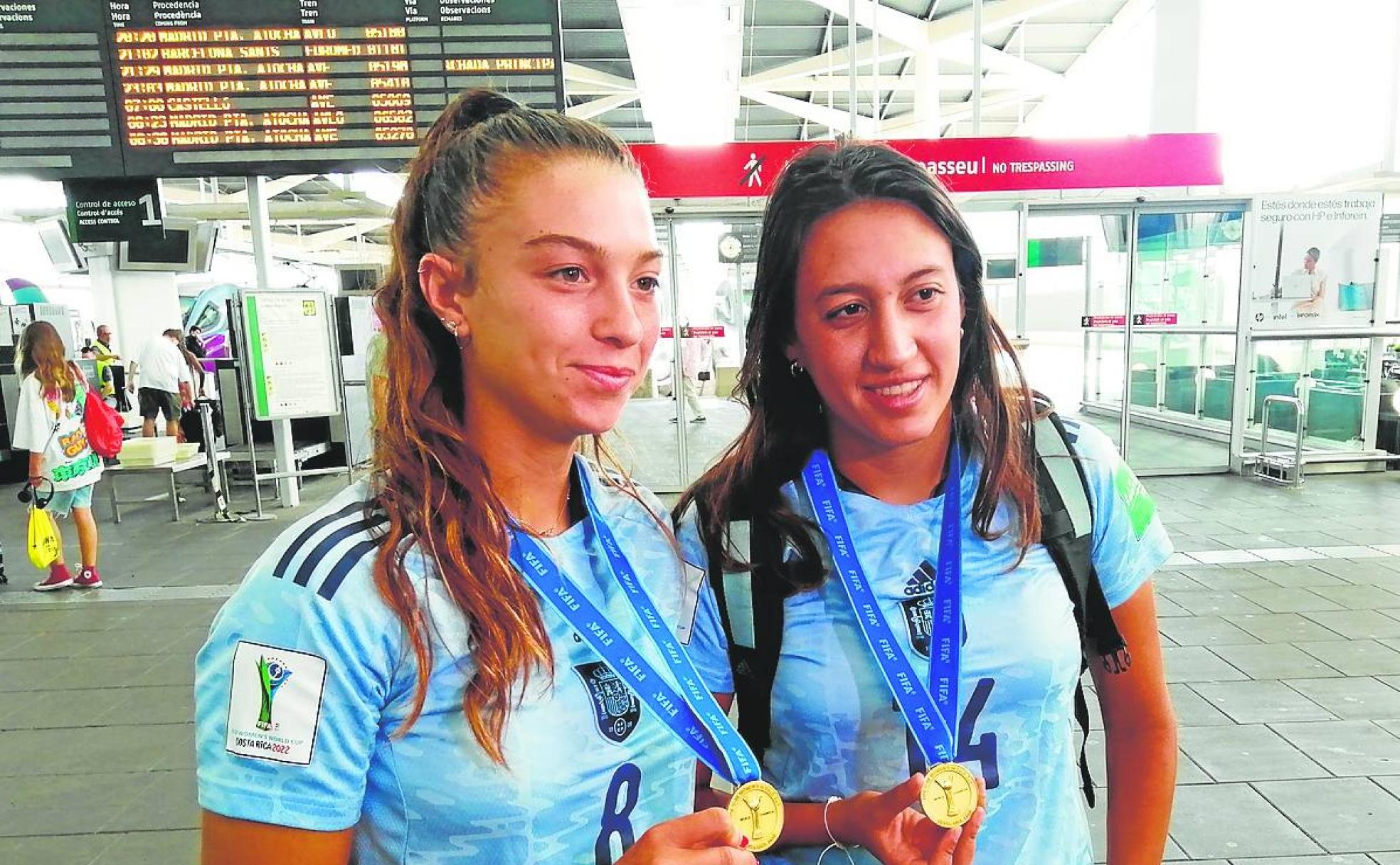 Silvia Lloris, jugadora del Levante (izq.) y Fianma Benítez, jugador del Valencia (der.). 