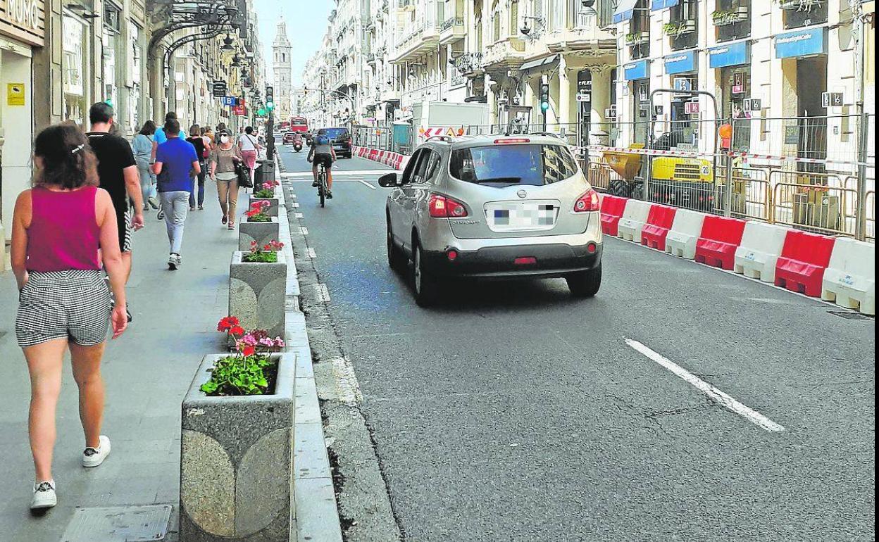 Tramo de la calle de la Paz este miércoles con un carril menos para el tráfico. 