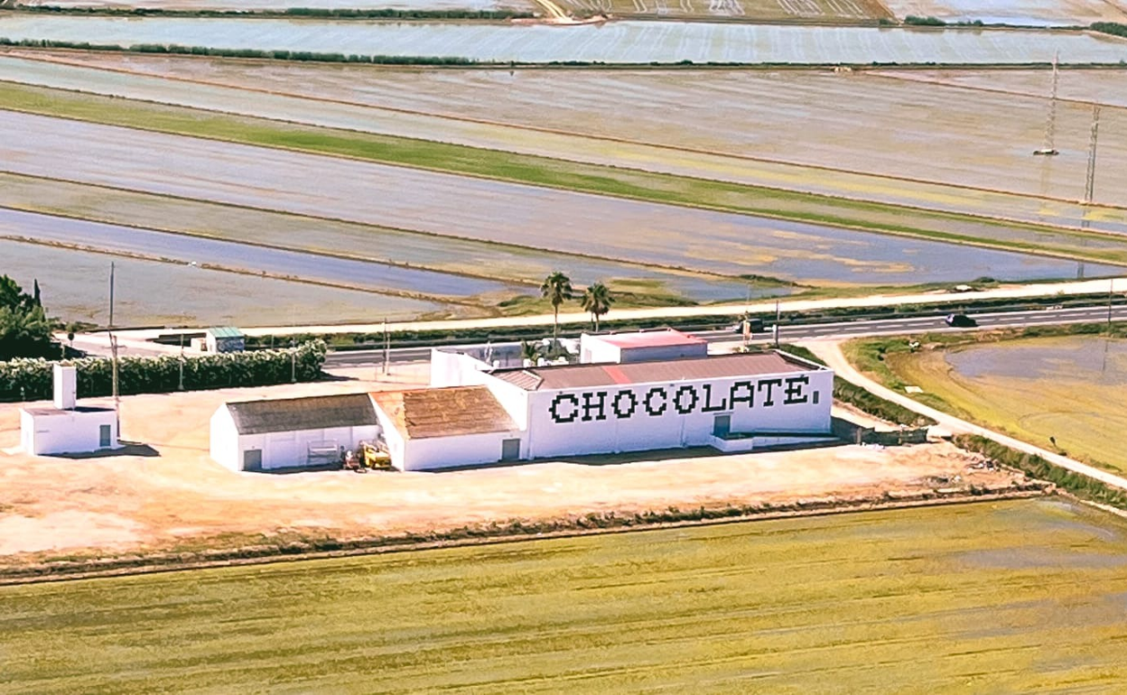 La discoteca está situada entre campos de arroz en la Ribera Baixa.