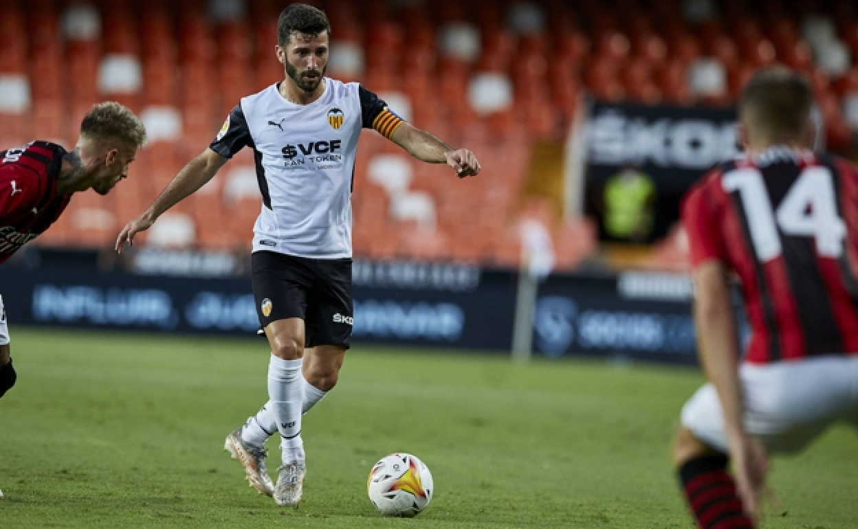 Gayà controla el balón durante un partido en Mestalla.