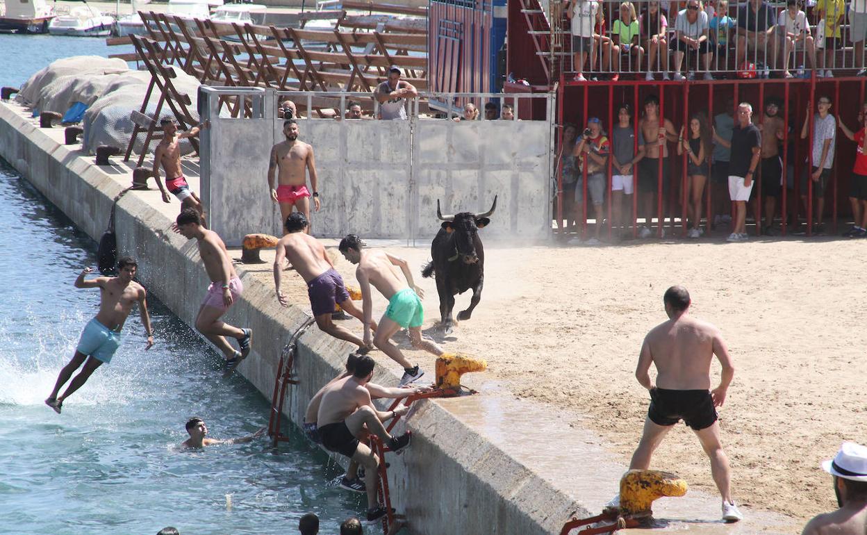 La primera sesión de bous a la mar de Xàbia celebrada este miércoles. 