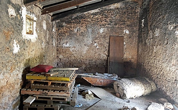Interior de la cabaña. 
