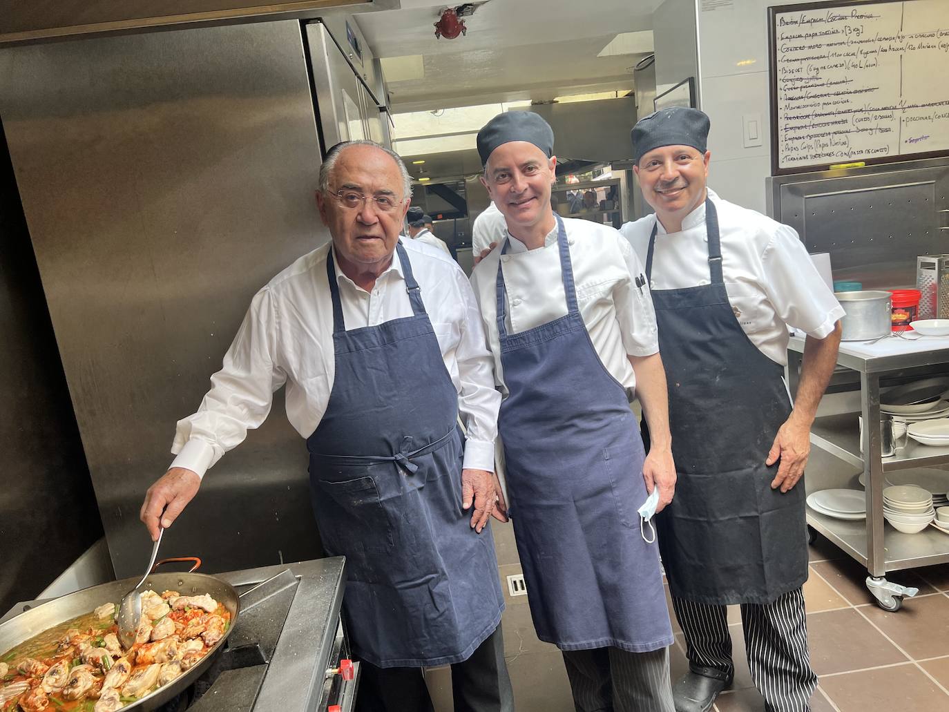 Antonio Puebla cocinando una paella en el restaurante Pajares Salinas en Bogotá.