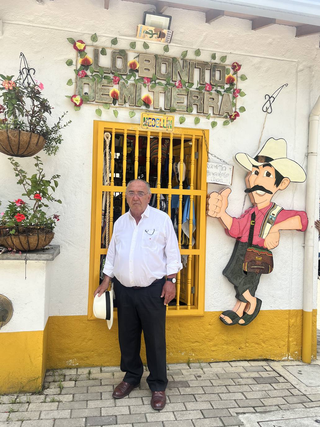 Antonio Puebla en el pueblo de Guatape, cerca de Medellín en Colombia.