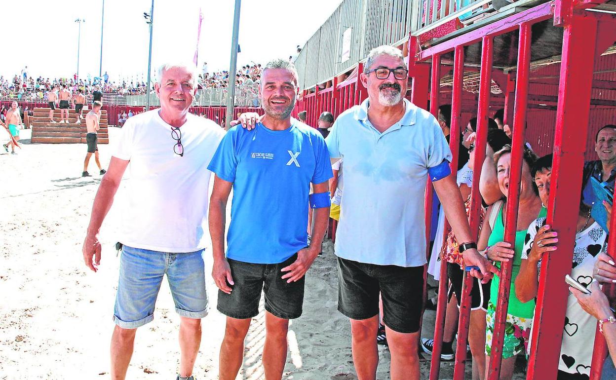 Voluntarios. Juan Carrió, Jaime Escudero y Juan Ramón Sapena, tres de los colaboradores que controlan el acceso.