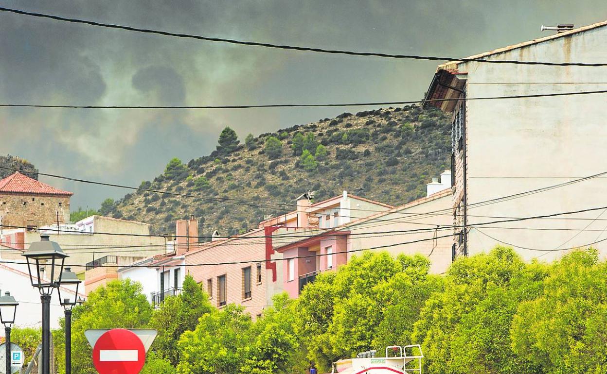 El incendio amenaza a los vecinos de Bejís, uno de los pueblos sin plan contra incendios. 