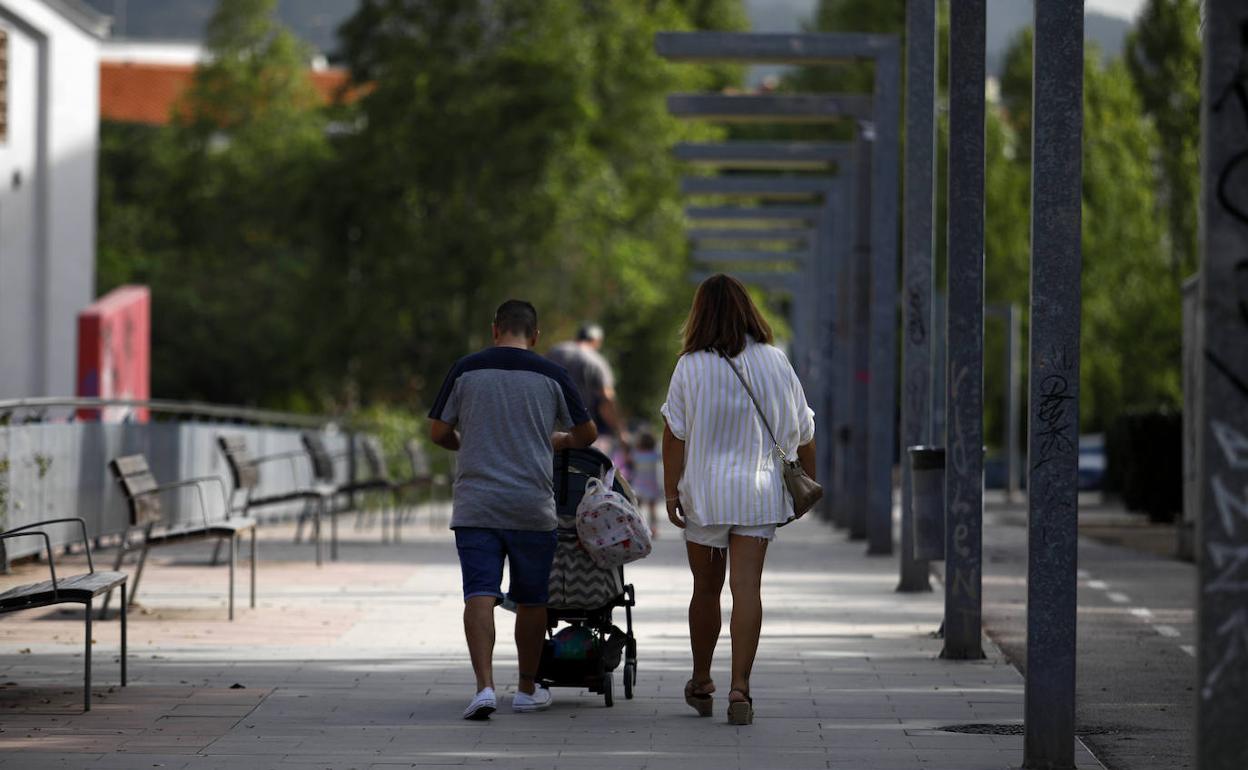 Una familia de camino a la escuela infantil durante el primer día de clase en Cataluña. 