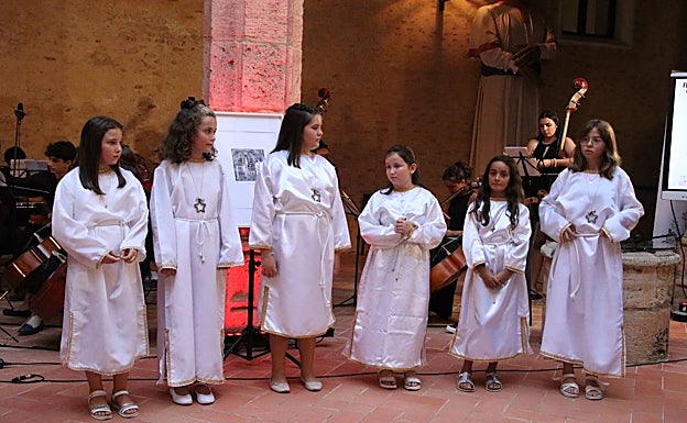 Imagen principal - Varios momentos del acto con las seis finalistas. 