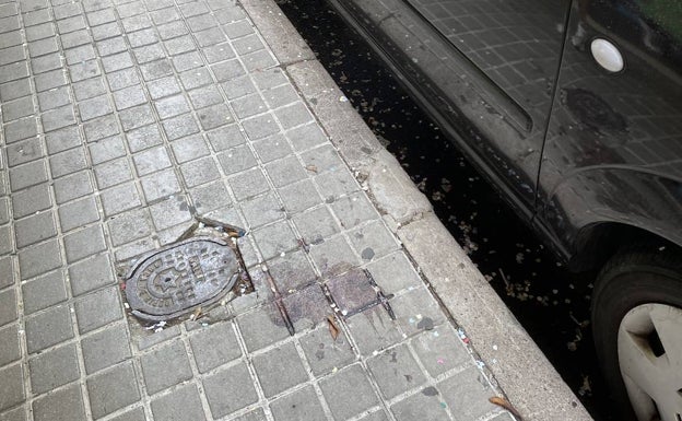 Imagen principal - La mancha de sangre todavía visible en la calle donde fue encontrada la víctima. 