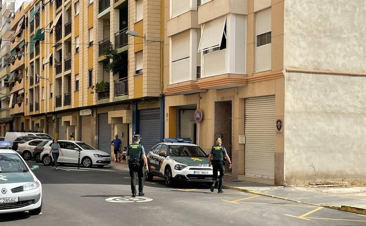 Agentes de la Guardia Civil de Alfafar se dirigen al vehículo. 