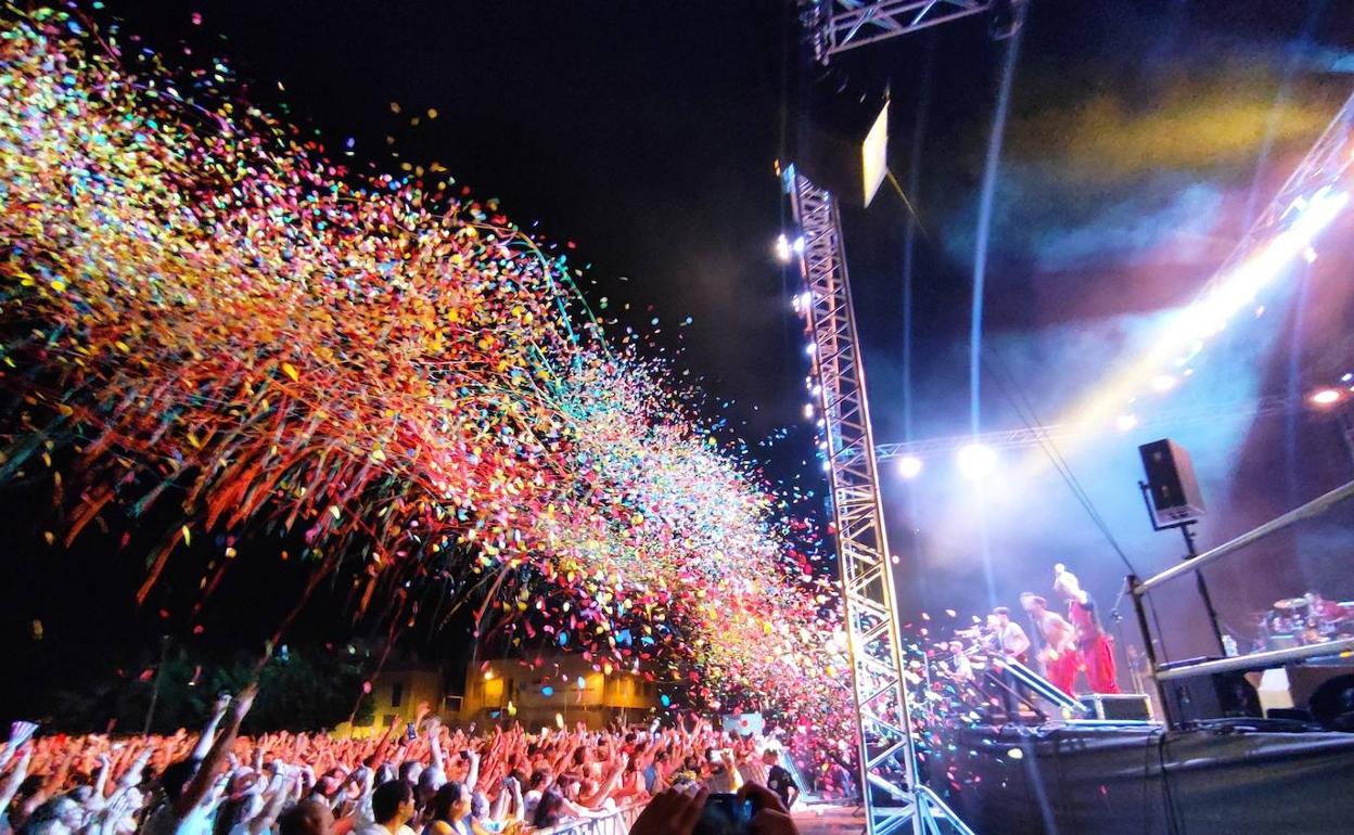 Una de las actuaciones de las fiestas patronales en la plaza del Ayuntamiento. 