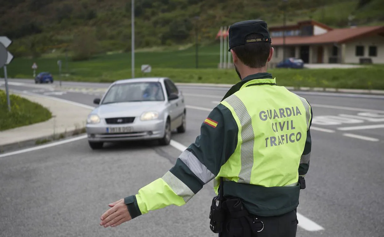 Multado por llevar en su coche una matrícula pintada a mano