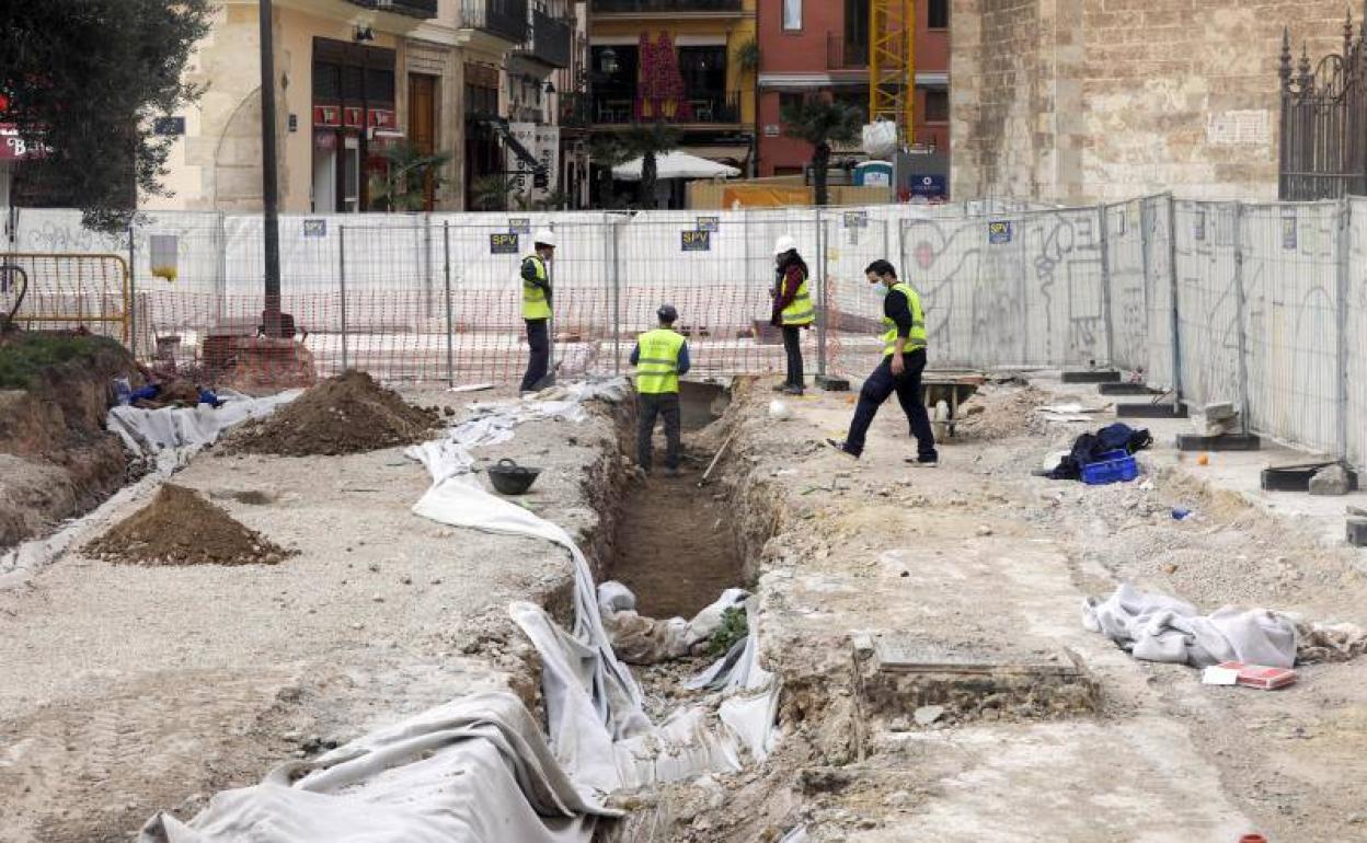 Obras en la recientemente remodelada plaza de la Reina, con las zonas arqueológicas tapadas pero sin estudiar. 