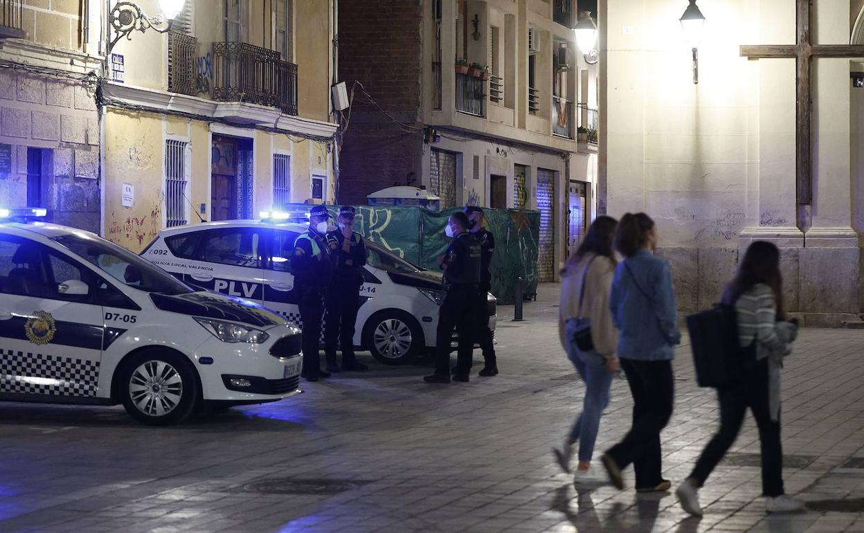 Policías locales de guardia en Benimaclet en un dispositivo por el botellón. 