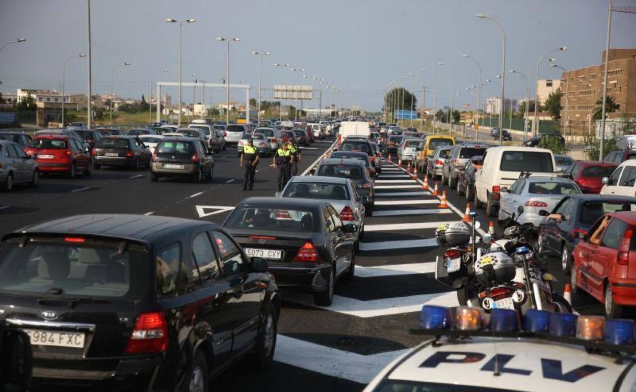 Atasco en la carretera V-21 antes de entrar en Valencia, en imagen de archivo. 