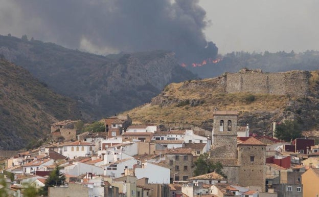 Panorámica de Bejís y al fondo el incendio forestal. 