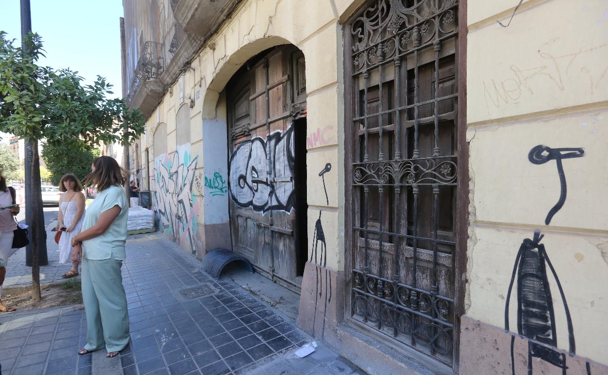 La vicealcaldesa y concejala de Desarrollo Urbano, Sandra Gómez, visitando las obras de demolición del tapón urbanístico de Orriols. 