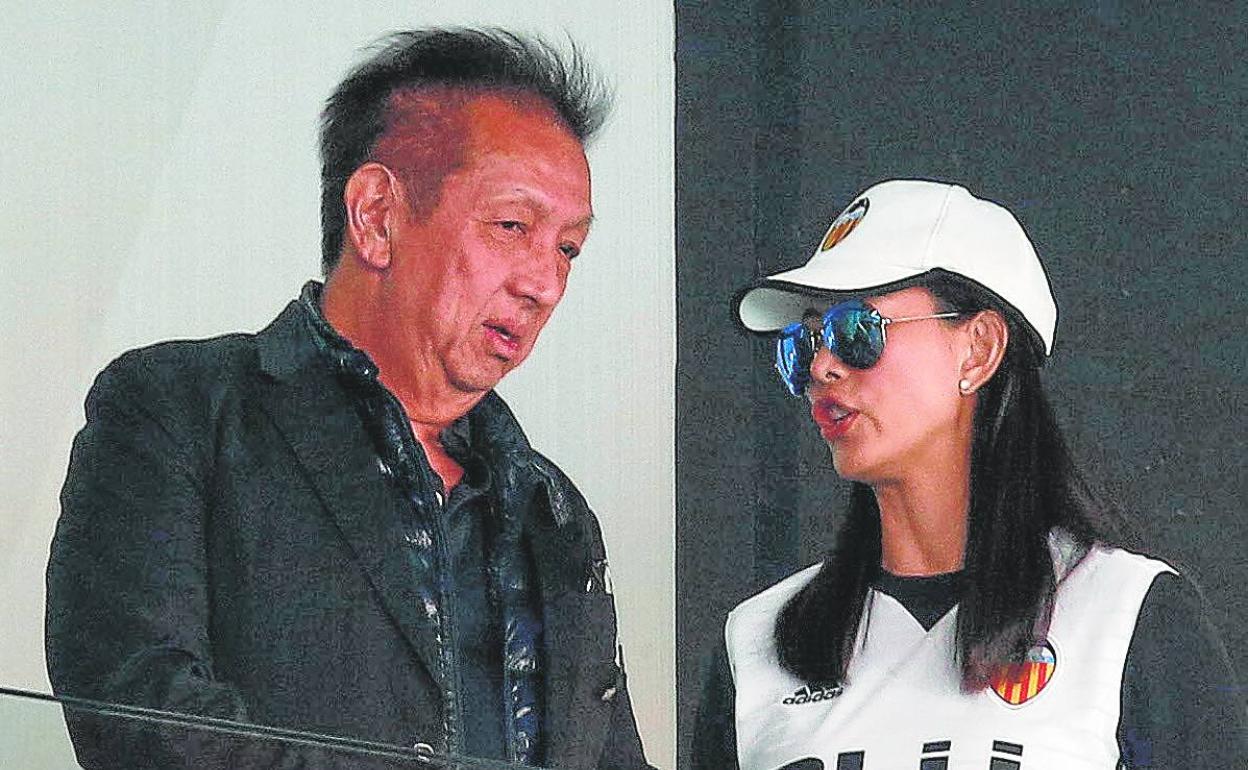 Peter Lim y su mujer Cherie, en Mestalla.