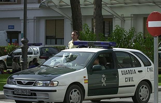 Una patrulla de la Guardia Civil en el Hospital General de Valencia. 