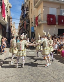 Imagen secundaria 2 - Arriba, imagen final de la procesión de Algemesí. Abajo a la izquierda, la representación del baile de la carxofa. A la derecha, los majestuosos tornejants. 