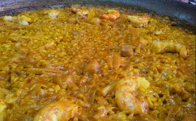 La receta del fin de semana: arroz del senyoret con langostinos, rape y ajos tiernos