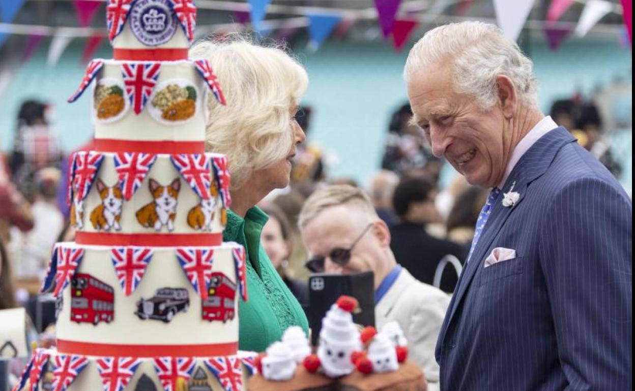 El Príncipe Carlos de Inglaterra (d) y Camilla Duquesa de Cornualles (L)..