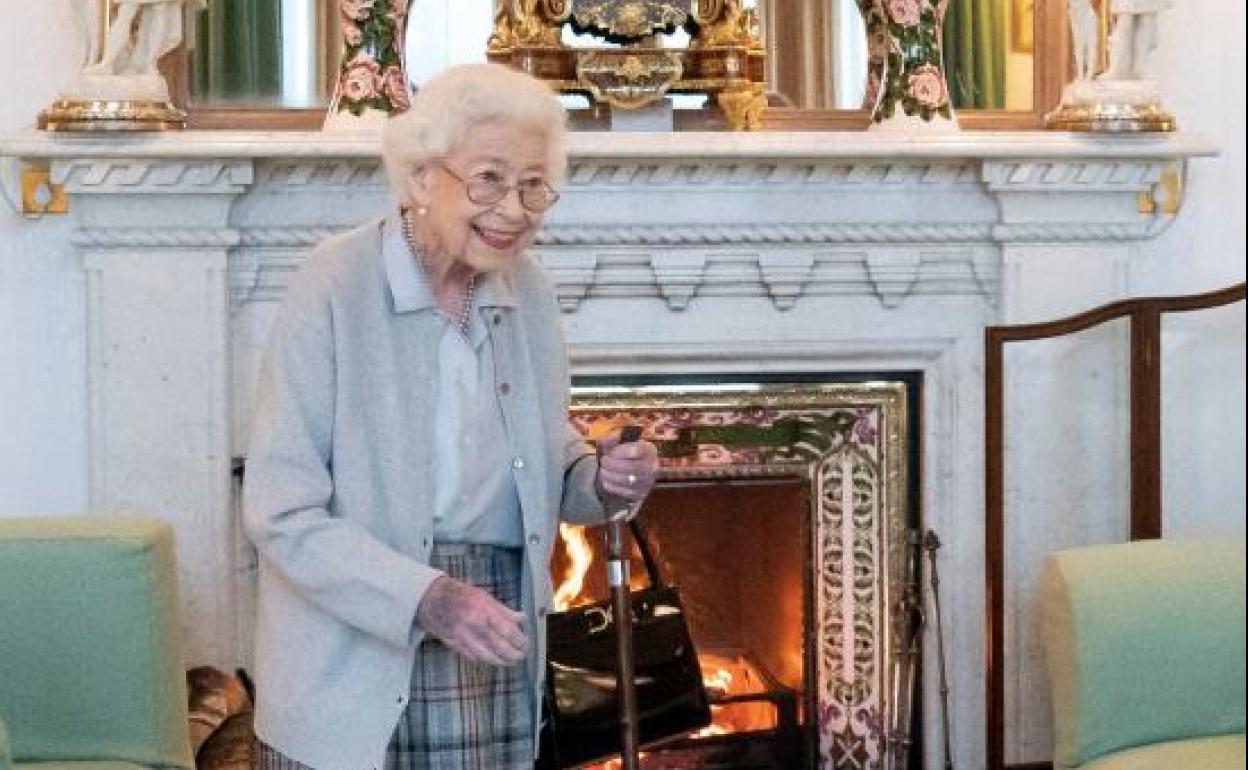 La reina Isabel II, este martes en el Castillo de Balmoral, en Escocia. 