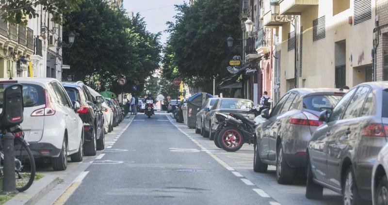 Aparcamientos en zona blanca en una calle del barrio de Ruzafa. 