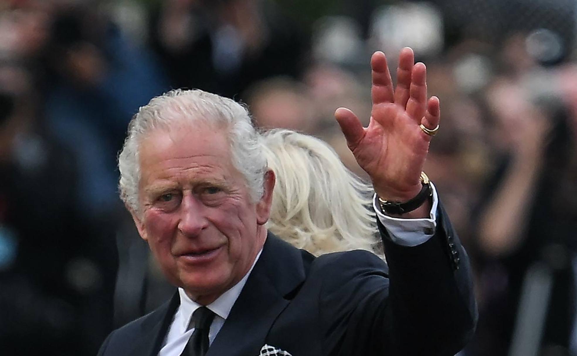 El rey Carlos III saluda a la multitud a su llegada a Buckingham Palace