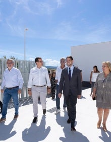 Imagen secundaria 2 - Asistentes a la apertura del centro, un aula, y autoridades locales accediendo al nuevo colegio Les Foies. 